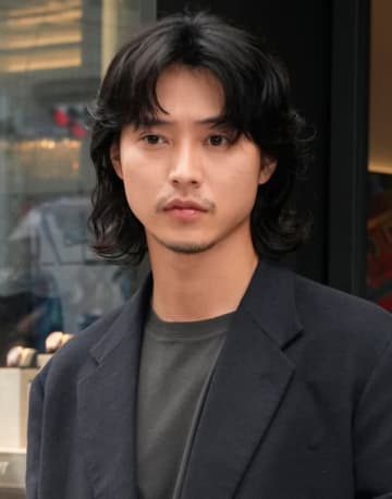 「誰かわからんかった」山崎賢人の近影に反響「とってもお似合い」「高級感ありますね」
