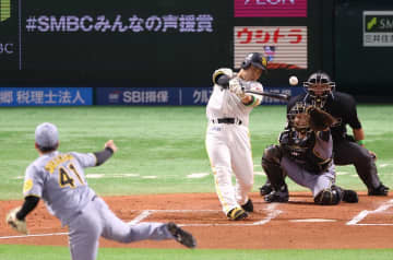 【ソフトバンク】復帰の近藤健介が先制打！　阪神バッテリーの３ボールから勝負に貫禄
