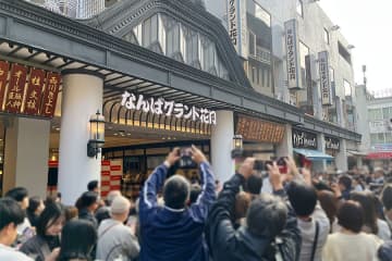 朝の「なんばグランド花月」に人だかり…オープンすぎる記者会見を実施