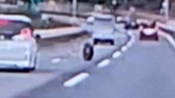 「黒い物体」が次々と襲いかかる瞬間…落下物のタイヤが車2台に接触　恐怖は“後方”にも　三重・亀山市