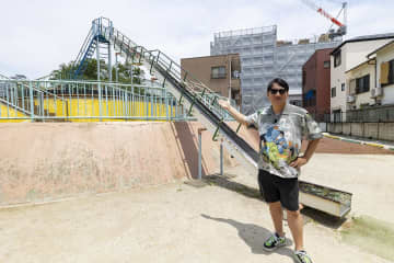 【ピエール瀧が行く ファンキー！公園】墨田区「京島南公園」巨大滑り台のてっぺんからスカイツリーを望む