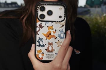 メゾン キツネ×ケースティファイのスマホケース、ステッカー風の“座禅を組む”フォックスなど