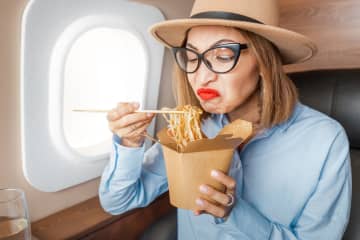 飛行機に乗るときに『食べてはいけないもの』５選　ダメと言われる理由とは？