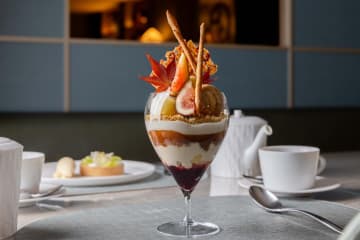アルマーニ / カフェ 表参道「紅玉りんご×イチジク」の紅葉パフェ、赤ワインゼリーの大人な味わい