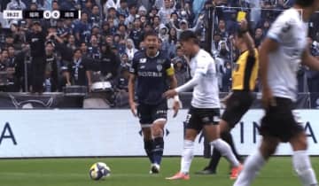“豹変”に騒然！ 福岡DFが危険キック被害に大悶絶→いきなり復活で激怒「ガッツリ蹴り上げてる」「めちゃくちゃ大丈夫だったw」