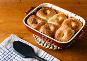 SNSで432万再生！作業10分で焼きたてが食べられる!? こねない、ゆでない「耐熱容器ベーグル」がすごすぎた