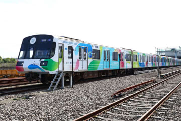 2027年横浜で開催の園芸博　公式マスコット「トゥンクトゥンク」　市営地下鉄にラッピングトレインお目見え