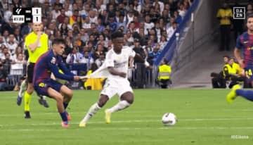 「おーい！引っ張りすぎ！」ヴィニシウスが超加速→ペドリの大胆ファウルにSNS衝撃「体幹えぐいな」「ユニの耐久性がすごい」