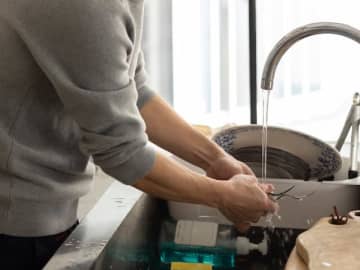 「お皿洗って」と頼んだら鍋を洗わない!? 仕事はできるが家では役立たずの「指示待ち夫」