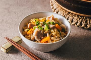 料理研究家ゆかり『鶏五目おこわ』の作り方を公開！せいろを使って”簡単＆本格的”な仕上がりに…主婦からも絶賛の声「丁度、蒸籠を買ったばかり」「秋に嬉しいおこわ」