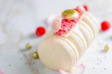 ラデュレ「マカロン風」25年クリスマスケーキ、苺のショートケーキや”金箔マカロンのせ”ピスタチオなど