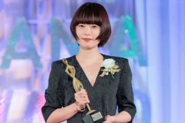 杉咲花＆角田晃広が助演女優賞・助演男優賞受賞「コツコツ精進していけたら」「本当に光栄」＜東京ドラマアウォード2025＞