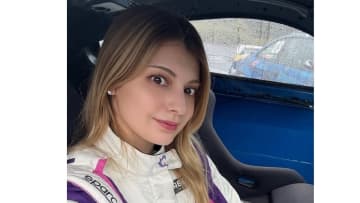 マギー 美脚際立つミニ丈で愛車のポルシェとぱしゃり！シックなコーデで高級車と並ぶ姿に「かっこよすぎ」「助手席に乗せてください」