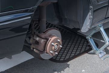 70代男性がランドクルーザーのタイヤ交換した直後『走行中に脱輪』取り付けが甘く ネットでコメント殺到「完全にジャッキアップしてないとホイールが奥まで入らないしいくら締めてもガタガタのままだからね」「交換してから100kくらい走ったらトルクレンチで再度確認の習慣はつけた方がよい」