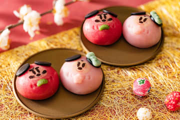 ディズニーのもちもちスイーツがだるまデザインに！　お正月限定の「だるままん」発売