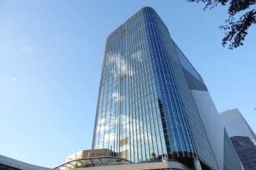 KDDIが高輪ゲートウェイ駅周辺で“中継器”を使った5Gミリ波エリアを展開、「KDDI SUMMIT 2025」で実物展示