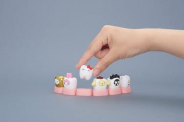 サンリオキャラクターズが「歯」になってガチャに登場！歯茎の台座付きポムポムプリンや金歯風のハローキティなど全6種