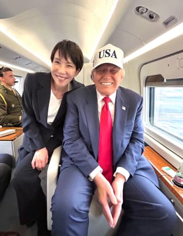 高市首相、ツーショット投稿　トランプ氏と専用ヘリ内