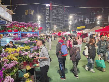 旧正月前の花市の屋台入札が始まる