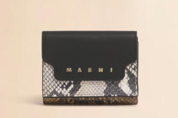 マルニから“パイソン“プリント＆黒レザーの切り替え財布、コンパクトな二つ折りと三つ折り
