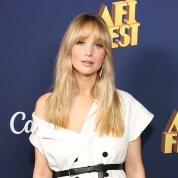 ジェニファー・ローレンス、第2子出産で「何も元に戻らず」豊胸手術を予定