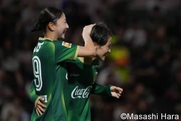 モデルが良すぎる！｢めっかわー♡｣東京NBの万能レフティーが先着4000名プレゼントのベースボールシャツ着用＆スマイル披露！｢とても甘くて美しい｣