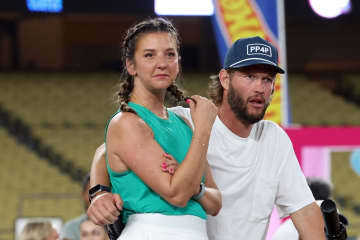 「感情のジェットコースターを体験」引退表明カーショウの力投を見守る妻のリアクションに脚光！「まさに10月の野球だ」