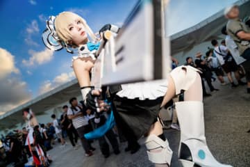 【コスプレ】スタイリッシュな美脚メイドが魅せる！『ブルアカ』トキが躍動感のあるキレッキレなポージングを披露【写真8枚】