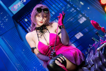 【コスプレ】ムチを片手に豊満な美ボディでバイクを走らせる！ストッキングも妖艶な『カレイドライダー』ルーシーが美しすぎた【写真8枚】