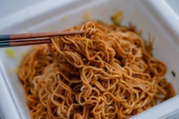 「カップ焼きそば」はかやくの入れ方＆レンチンで10倍おいしくなる
