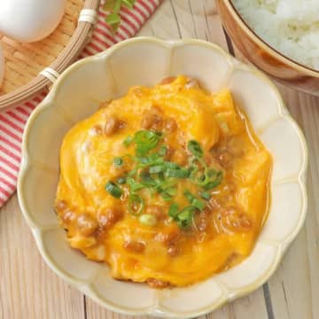 【納豆はこうやって食べてみて】「材料3つをレンジで1分！」「忙しい朝に助かる〜」火を使わずに作れる簡単オムレツレシピ