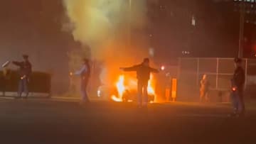 財務省近くで車が激しく炎上…真っ赤な炎と黒煙　運転男性「運転中にパチパチと音…車止めたら発火した」