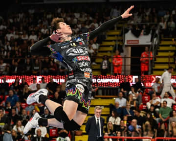 石川祐希が第２S途中出場で９得点、ペルージャの開幕２連勝に貢献！ イタリア代表OBから賛辞「ユウキは監督の信頼に応えた」【セリエＡ】