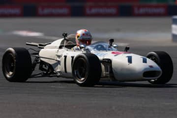 ホンダF1初優勝から60年を記念し角田裕毅が『RA272』でデモラン「この走行は過去から未来へ挑戦をつなぐ象徴」と三部社長