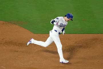 球場騒然！大谷翔平が「勝ち確定演出」逆方向豪快弾→ベース上でのリアクションが話題に「鳥肌立った」「痺れるな…」