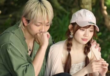 モテモテの元アイドル美女、告白された超人気YouTuberと肩を寄せ…ドキドキの密着