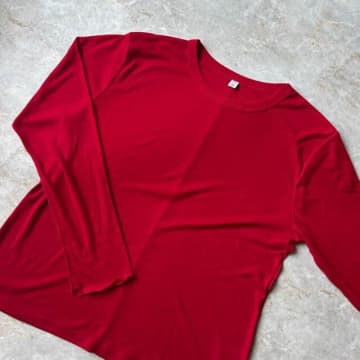 GUさん！これ本当に990円！？秋の差し色にぴったりな赤ロンTが高見えすぎる！