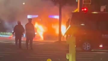 「車止めたら発火した」財務省近くで車が激しく炎上　運転男性「運転中にパチパチと音が…」　東京・永田町