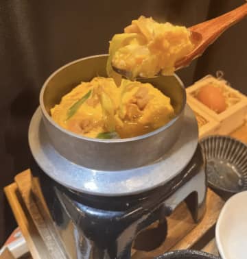 神戸で話題沸騰！五感が喜ぶ「釜炊き親子丼」が新登場！内閣総理大臣賞受賞の“つまめる卵”を目の前でとろ～り…「たまごダイニング卵と玉子」が仕掛ける“日本初の体験”