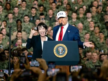 横須賀基地訪問のトランプ大統領と高市首相、揺るぎない日米同盟アピール　式典会場は大歓声