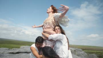 フローレンス・アンド・ザ・マシーン、神秘的な新曲「Sympathy Magic」のMV公開