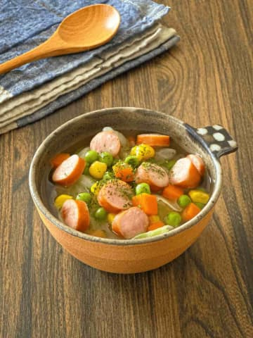 鍋に入れれば9割完成！10分で作れる「カラフルおかずのコンソメスープ」