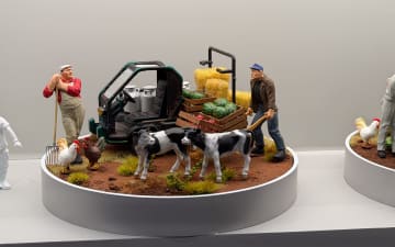 バンダイ、トヨタとともに「IMVオリジン」の模型コーナー