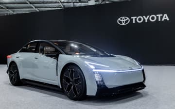 トヨタ、カローラコンセプト世界初公開 マルチパワートレーンを用意