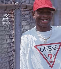 アイバーソンの伝説的“90年代ストリートスタイル”が蘇る！GUESS JEANS × アレン・アイバーソン限定コラボTシャツが登場！