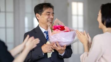 花束と共に定年退職、満ち足りた夜のはずが…〈資産5,000万円〉40年間真面目に働き続けた60歳大手会社員を待ち受けていた「残酷な出来事」【CFPの助言】