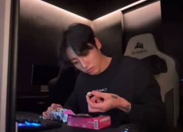JUNG KOOK、人気チョコ菓子で“自分の名前”探すも見つからずションボリ…「1日1個開けてるのに」