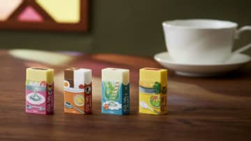 「エアイン＜限定＞カフェ消しゴム」11月4日発売。消していくことで徐々に丸くなり「プリン・ア・ラ・モード」などの喫茶店定番グルメが完成