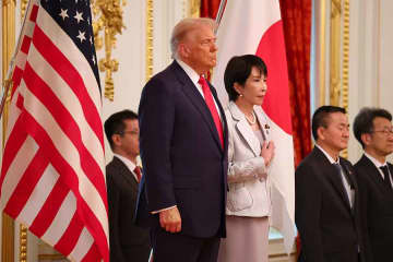 トランプ大統領、盟友の愛用グッズに神妙な面持ち　高市首相からの贈り物に海外感動「完璧すぎる」
