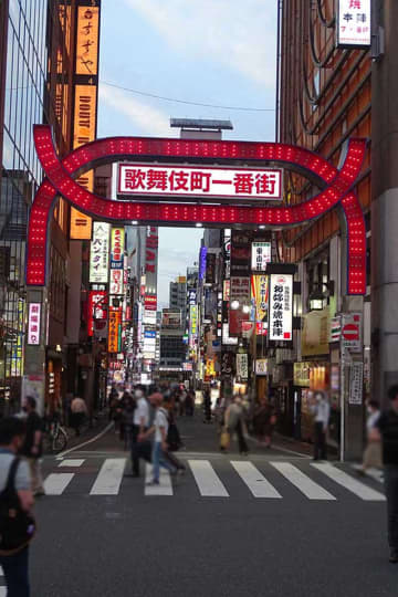 早朝の東京・歌舞伎町で驚きの人物　「撮影バレw」ライブ配信に期待の声「まじ!?」「確定よな」